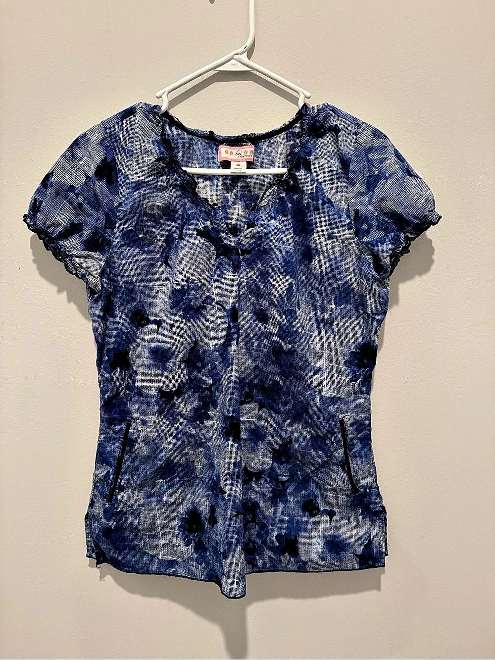 Koi Floral Scrub Top in Blue & White - Size Medium